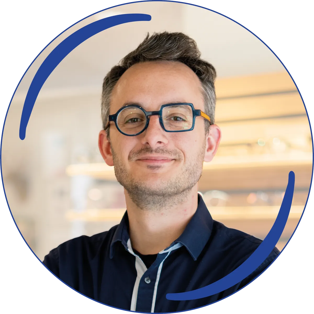 Maxime, jeune homme brun à lunettes asymétriques, spécialiste lunettes chez L'Oeil de Bisch à Bischoffsheim, proche d'Obernai