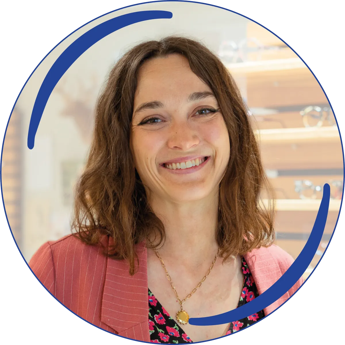 Agathe, femme brune souriante, opticienne chez L'Oeil de Bisch à Bischoffsheim, proche d'Obernai.