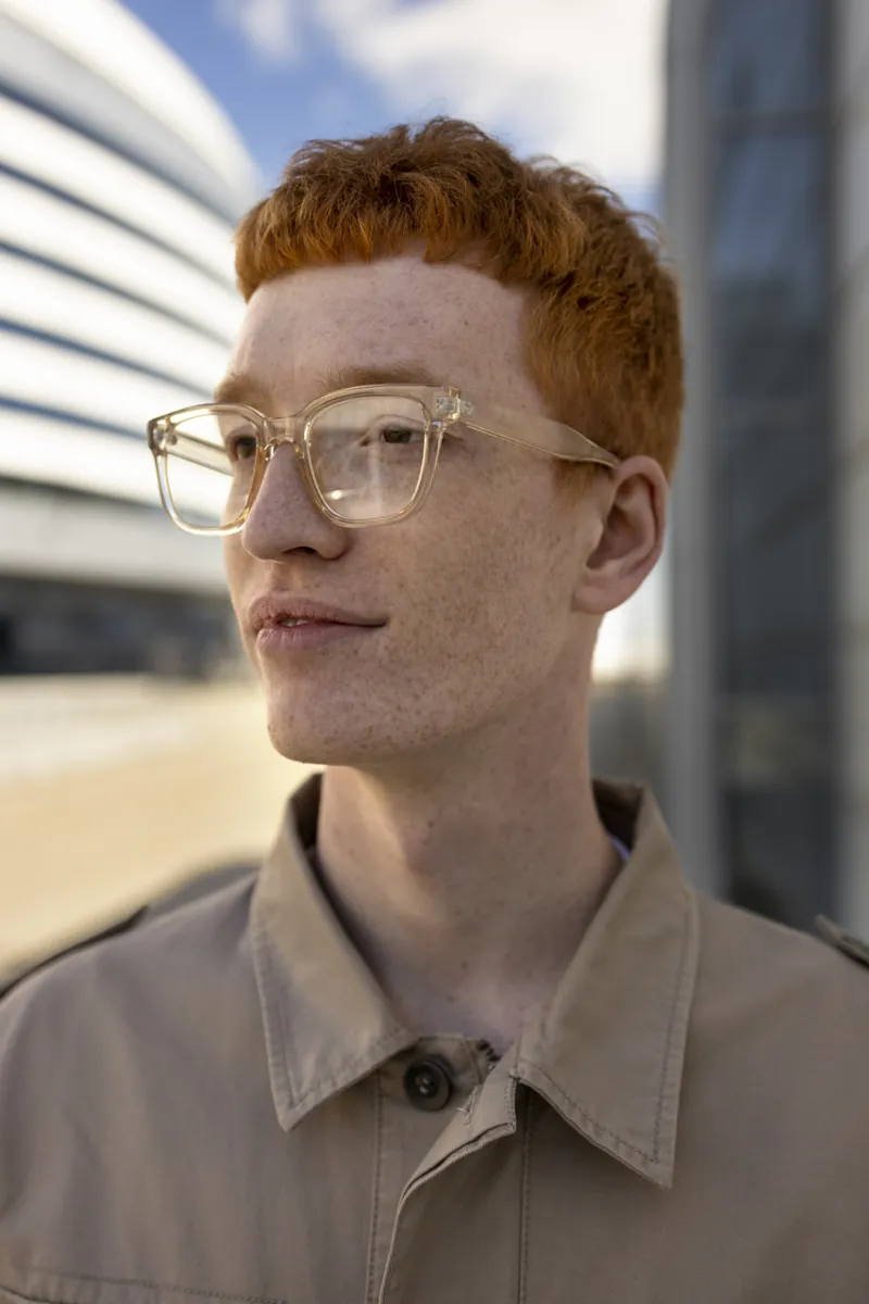Opticien-OeildeBisch-Bischoffsheim-Obernai-Lunettes-Vue Homme portant des lunettes de vue en plastique transparent jaune