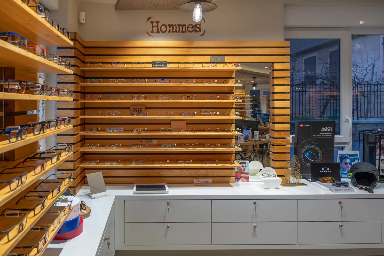 Étagères de présentation en bois pour lunettes de vue chez Oeil de Bisch
