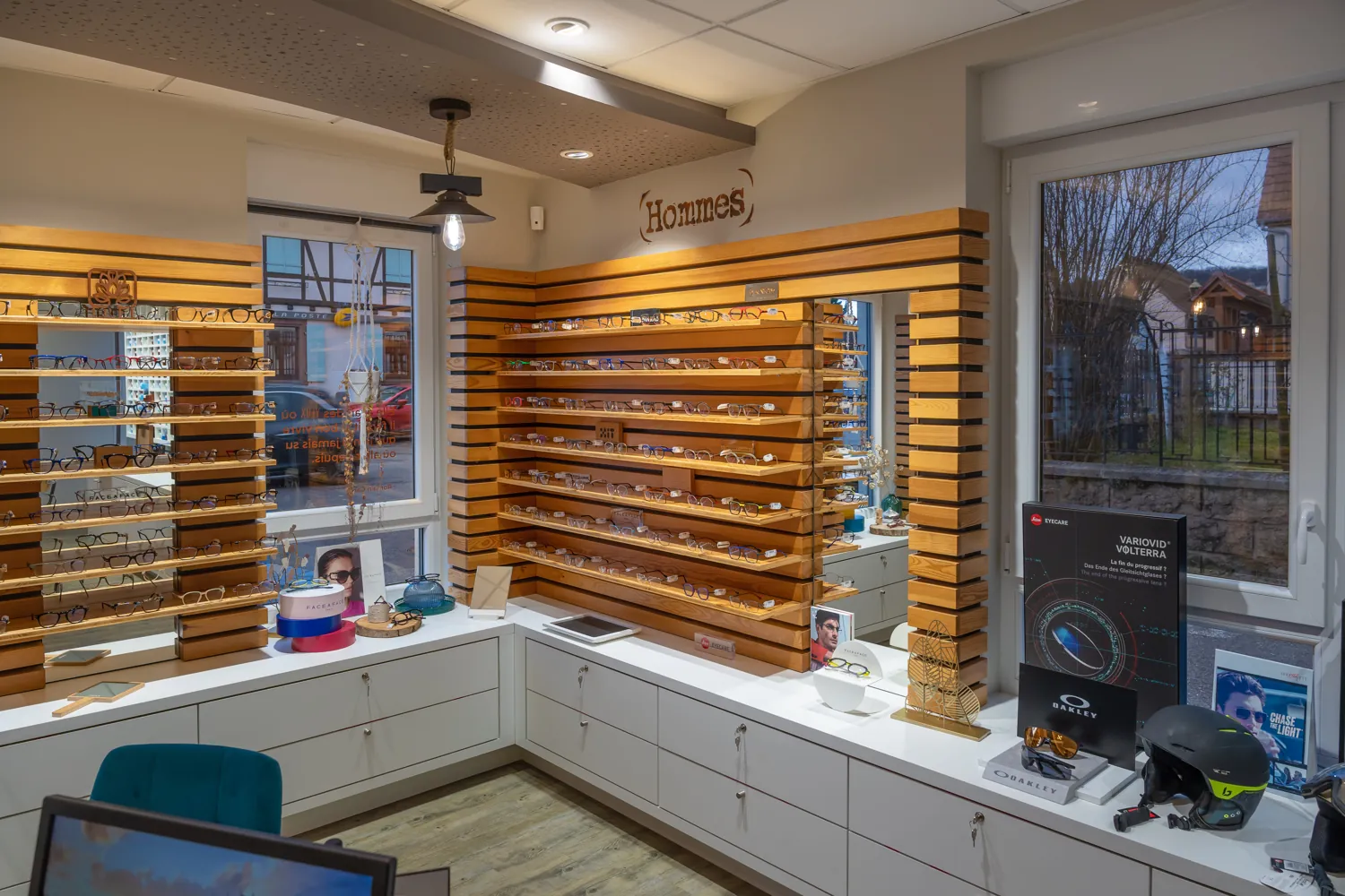 Étagères de présentation en bois pour lunettes de soleil chez Oeil de Bisch