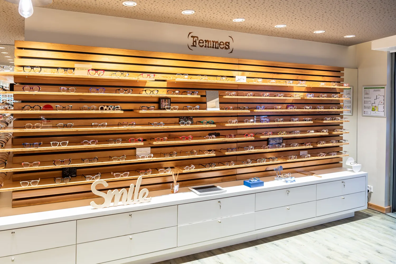 Étagères de présentation en bois pour lunettes de vue pour hommes chez Oeil de Bisch