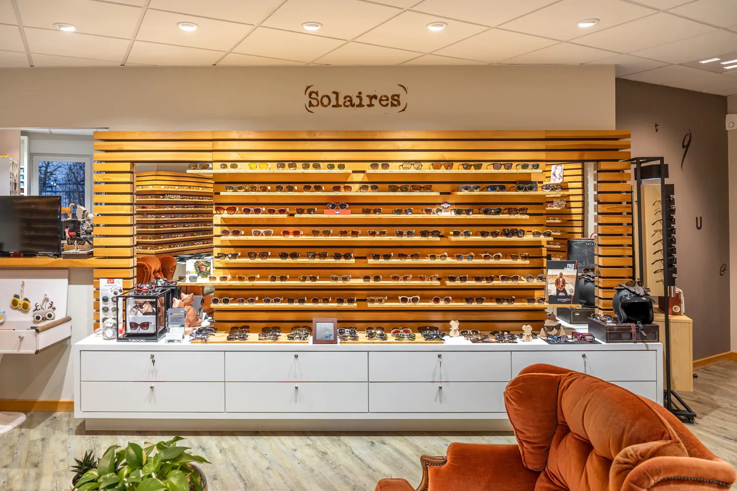Étagères de présentation en bois pour lunettes de soleil homme chez Oeil de Bisch